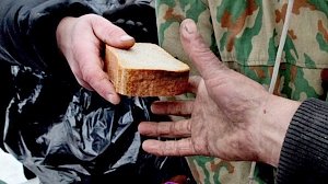 В Керчи неравнодушные люди стали кормить голодных