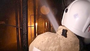 В Керчи горел многоквартирный дом на Цементной Слободке. Пострадала женщина