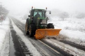 Снег на дорогах Крыма расчищают 134 рабочих и 71 единица техники — Минтранс