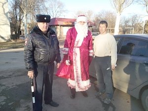 Дорожные полицейские Ленинского района присоединились к всероссийской акции « Полицейский дед Мороз»