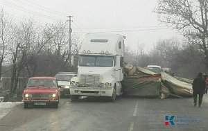 В районе Новопавловки из прицепа грузовика вывалились стройматериалы на легковушку (ФОТО, ВИДЕО)