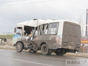 На трассе Керчь-Симферополь бензовоз врезался в пассажирский автобус