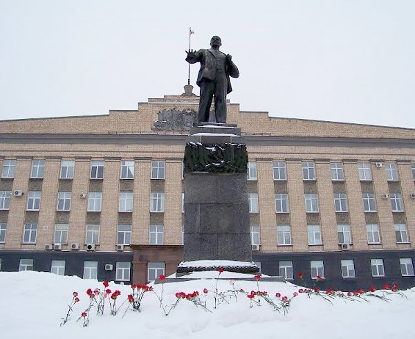 Орловские коммунисты возложили цветы к памятнику В.И. Ленину