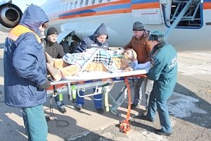 Спецборт МЧС России осуществляет санитарно-авиационную эвакуацию тяжелобольных граждан из Симферополя в Ростов-на-Дону и Санкт-Петербург