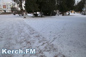 В Керчи снегоуборочный трактор расчищает от снега площадь Ленина