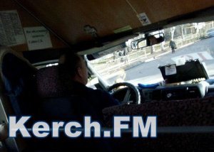 В Керчи водители маршруток продолжают игнорировать пенсионеров на остановке