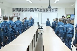 Крымские спасатели сказали кадетам о своей профессии