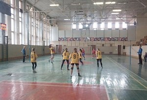 В Керчи проходит турнир по волейболу между женщин