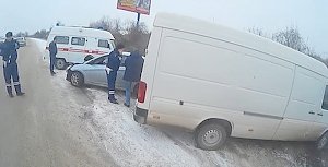 Иномарка слетела с дороги и разбилась на Евпаторийском шоссе