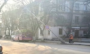 Троллейбус 2222 повыдергивал столбы на улице Ленина