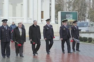 В Севастополе в День защитника Отечества сотрудники полиции почтили память погибших товарищей