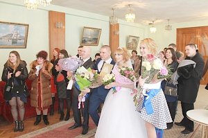 В Керчи зарегистрировали брак сотой пары в этом году
