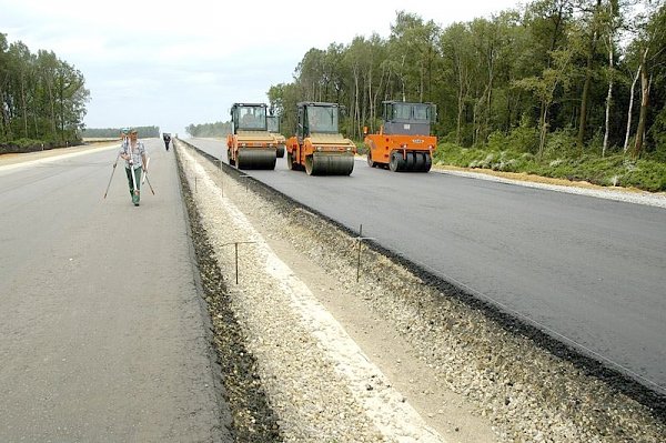 Губернатор-коммунист Сергей Левченко призвал эффективно расходовать средства на ремонт и возведение дорог
