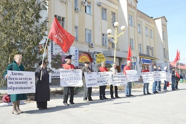 В рамках Всероссийской акции протеста коммунисты провели пикеты в столице Калмыкии