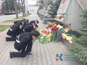 Почётный караул в Севастополе отдал дать памяти погибшим при терактах в Санкт-Петербурге
