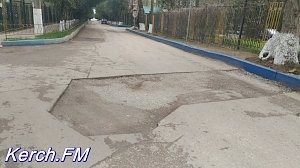 В Керчи несколько месяцев не могут отремонтировать яму по дороге к двум школам и детсаду