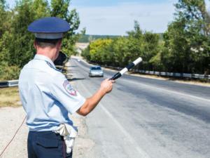 В Бахчисарае наказали штрафом 19 любителей поговорить по мобильному телефону за рулём