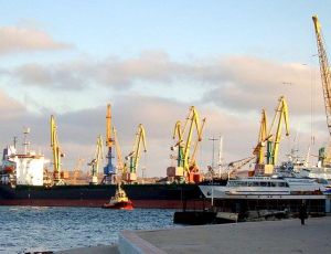 Бездействие крымских портов приводит к стремительному сокращеню штатов