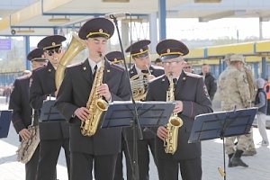 Под звуки оркестра культурного центра МВД по Республике Крым в Симферополь прибыл «Поезд Победы»