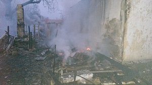 Крымские спасатели отстояли от огня жилой дом