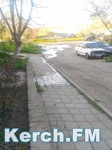 В Керчи на Генерала Петрова возле дома течет канализация