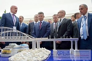 Козак и Кириенко ознакомились с выставкой инвестиционного потенциала Крыма на ЯМЭФ