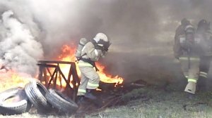 Повышаем профессиональные навыки: севастопольские пожарные и спасатели преодолевают огневую полосу психологической подготовки