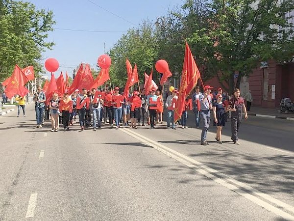 Комсомольцы Белгородской области устроили театрализованную первомайскую демонстрацию, ярко пройдя по центру города