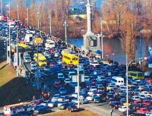 Навстречу транспортному коллапсу: на самых оживленных трассах Крыма выставят круглосуточные посты ГИБДД
