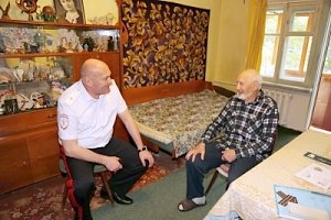 Руководители крымской полиции побывали в гостях у ветеранов