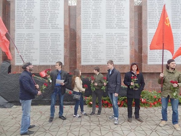 Свердловские коммунисты провели автопробег в честь 72-й годовщины Дня Победы!