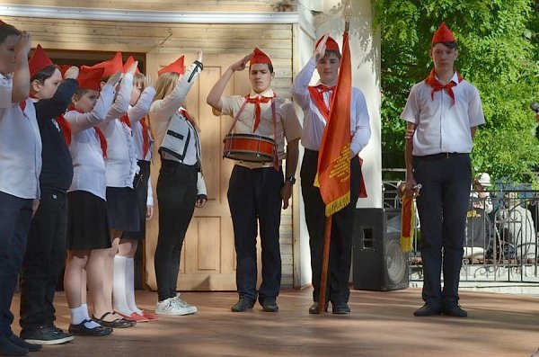 В Севастополе отметили День пионерии праздничным концертом