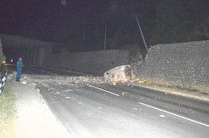На дорогу Севастополь-Ялта упал кусок скалы