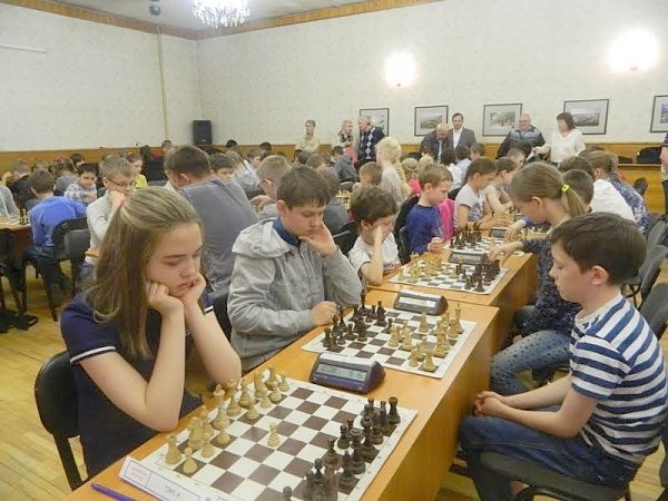 Анатолий Локоть открыл турнир «Шахматная королева» в НовосибирскеЗа шахматными досками встретились порядка ста семидесяти школьников Новосибирской области