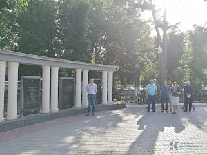 Вячеслав Бутусов во время прогулки по Симферополю посетил памятник «Вежливым людям» и сквер «Победы»