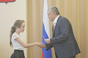 Юные крымчане получили паспорта из рук Аксёнова в честь Дня России