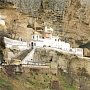 К Бахчисарайскому монастырю «приросли» дорога и забор