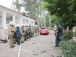 Керченские огнеборцы провели учения на базе оздоровительного центра