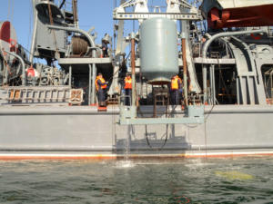 Экипаж спасательного судна Черноморского флота «Эпрон» отрабатывает действия по спасению экипажа подводной лодки