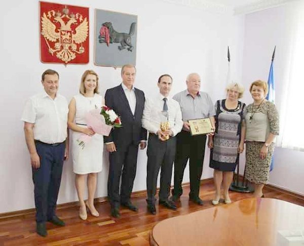 Губернатор-коммунист Сергей Левченко поздравил врачей, получивших всероссийскую премию «Призвание»