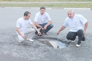 Активисты ОНФ зафиксировали ямы и разрушенный тротуар на отремонтированной дороге в столице Крыма