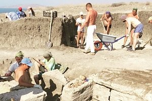 Археологи нашли на Керченском полуострове античную мраморную плиту с древним текстом