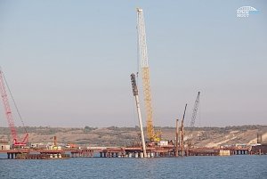 Строители завершили установку свай под автомобильную часть Крымского моста