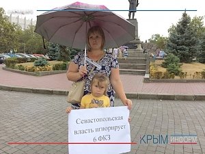 Севастопольцы на одиночных пикетах демонстрируют Путину протест против земельной политики Овсянникова