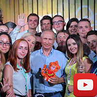 Студентка КФУ подарила Президенту России игрушечного тигренка