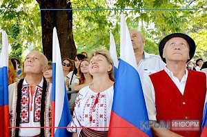 Паспорта юным россиянам и поднятие триколора – в столице Крыма началось празднование Дня флага России
