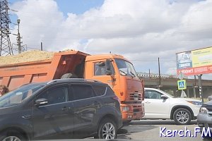 В Керчи грузовик въехал в иномарку