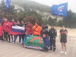 Крымские спасатели установили российский флаг на вершине горы Ай-Петри