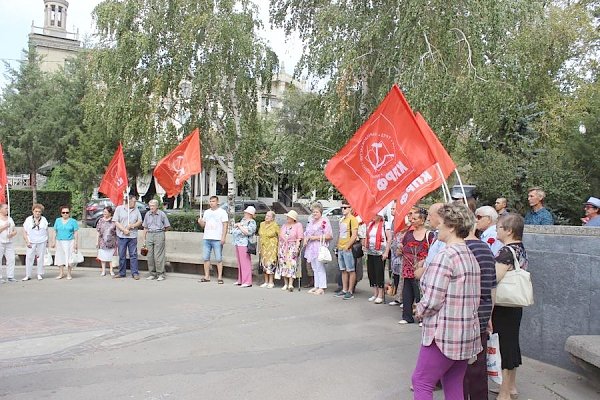 Волгоград. Коммунисты вместе с волгоградцами почтили память жертв массированной бомбардировки Сталинграда 23 августа 1942 года