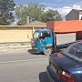 На улице Козлова в столице Крыма произошло следующее ДТП: не смогли разъехаться Mitsubishi Lancer и грузовик